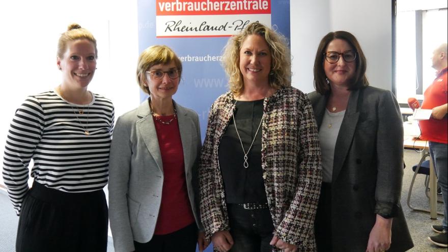 Mitarbeiterinnen der Verbarucherzentarle und die Landrätin Bettina Dickes.