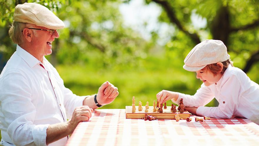 Senion spielt mit einem Jungen Schach