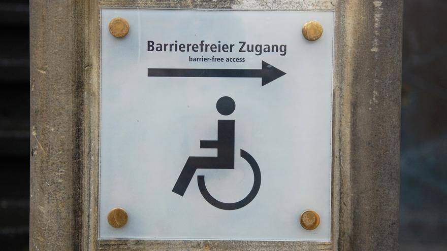 Ein Hinweisschild für Rollstuhlfahrer.
