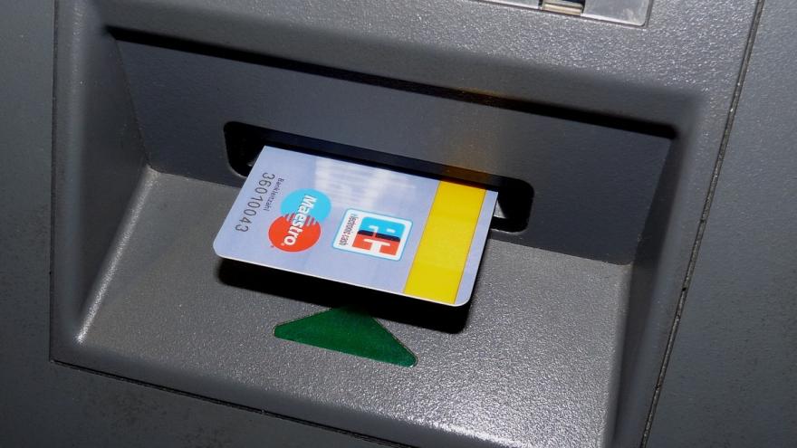EC-Karte kommt aus einem Geldautomaten.