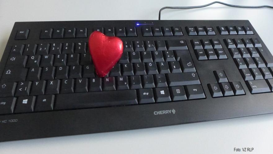 Schokoherz liegt auf PC-Tastatur