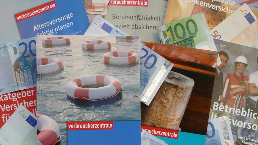 Verschiedene Ratgeberbücher und Geldscheine.