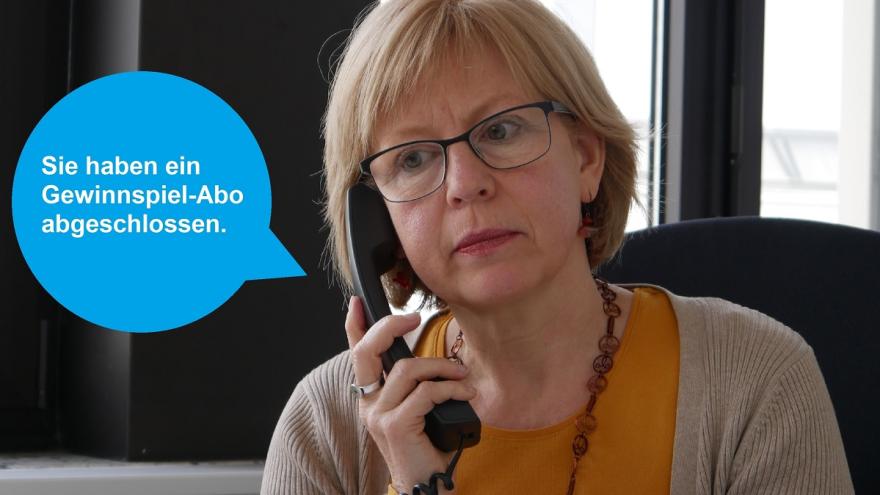 Frau am Telefon.