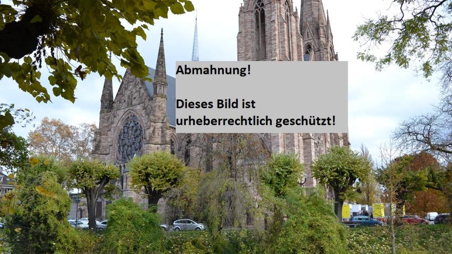 Bild einer Kirche mit Einblendung: Abmahnung!