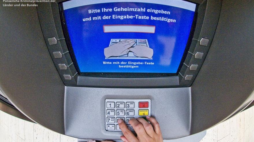 Geldziehen am Geldautomat