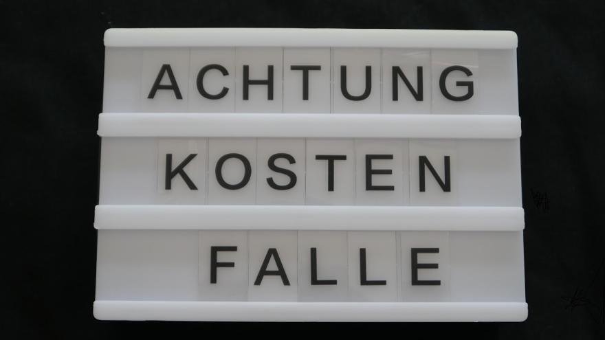 Leuchttafel mit der Aufschrift: Achtung Kostenfalle.