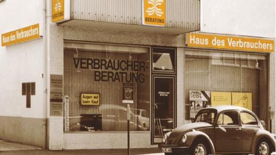 Ein altes Bild von einem Haus. Davor steht ein Auto.
