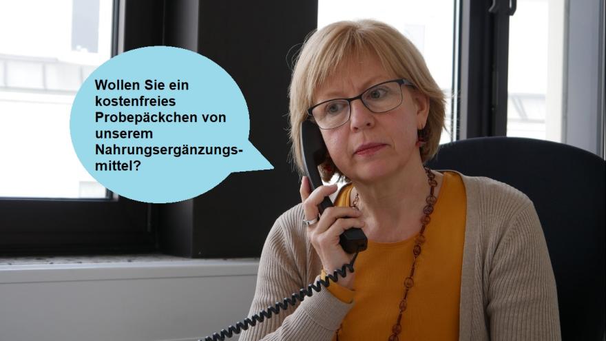 Frau am Telefon mit Sprechblase.