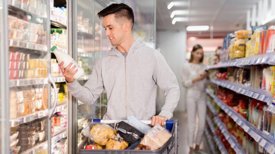 Junge Leute kaufen im Supermarkt an