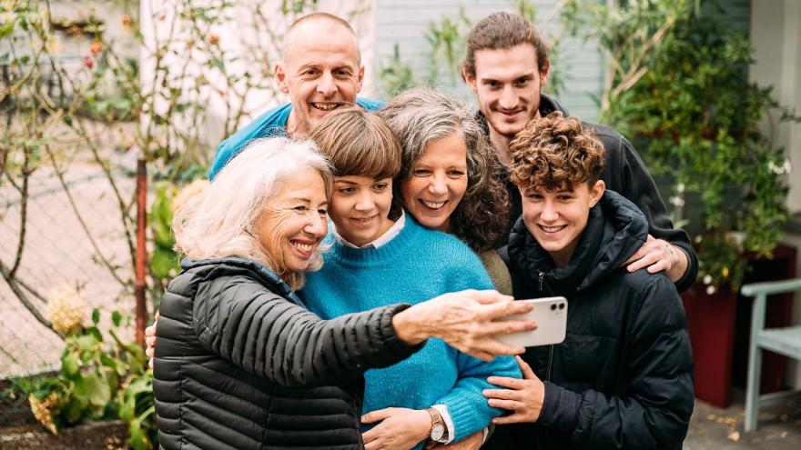 Familie macht ein Selfi mit einem Smartphone.