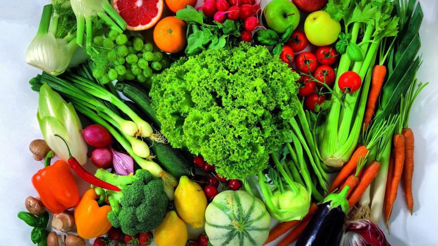 Draufsicht auf eine Vielzahl an verschiedenem rohen Gemüse und Obst, lecker angerichtet.