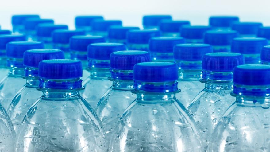 Viele leere Plastikflaschen stehen hintereinander. 