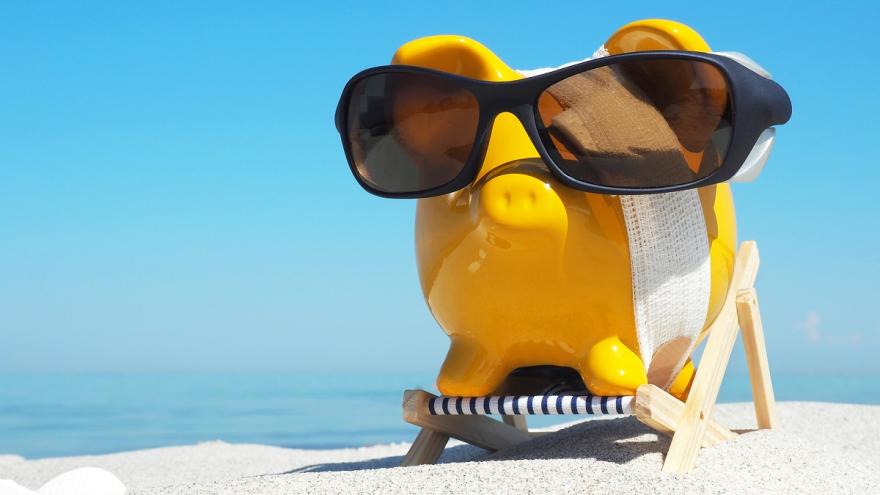 Ein gelbes Sparschwein auf einer Sonnenliege mit Sonnenbrille und Verband um den Körper.