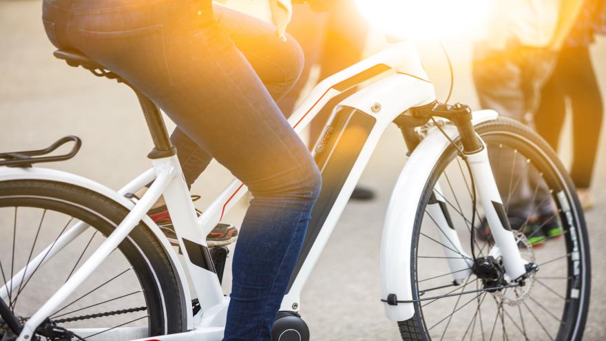 Eine Person fährt auf einem sogenannten unterstützenden Elektrofahrrad.