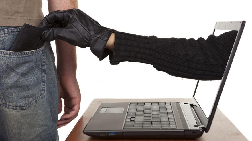 Aus einem Laptop kommt eine behandschuhte Hand und klaut einem Mann den Geldbeutel aus der Hosentasche.