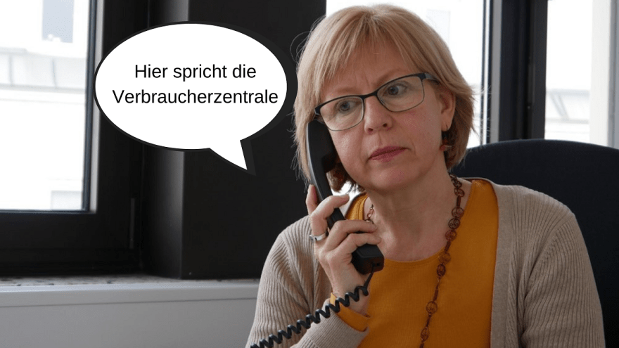 Eine Frau telefoniert.