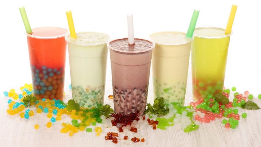 Fünf verschiedene Bubble Teas in verschiedenen Farben nebeneinander