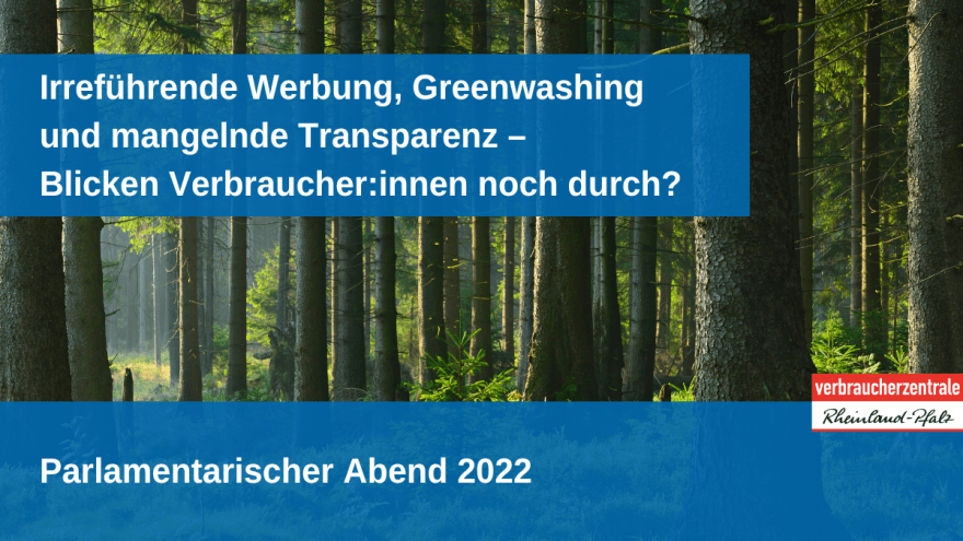 Ein Wald und im Vordergrund der Titel einer Veranstaltung: Irreführende Werbung, Greenwashing und mangelnde Transparenz - Blicken Verbraucher:innen noch durch?