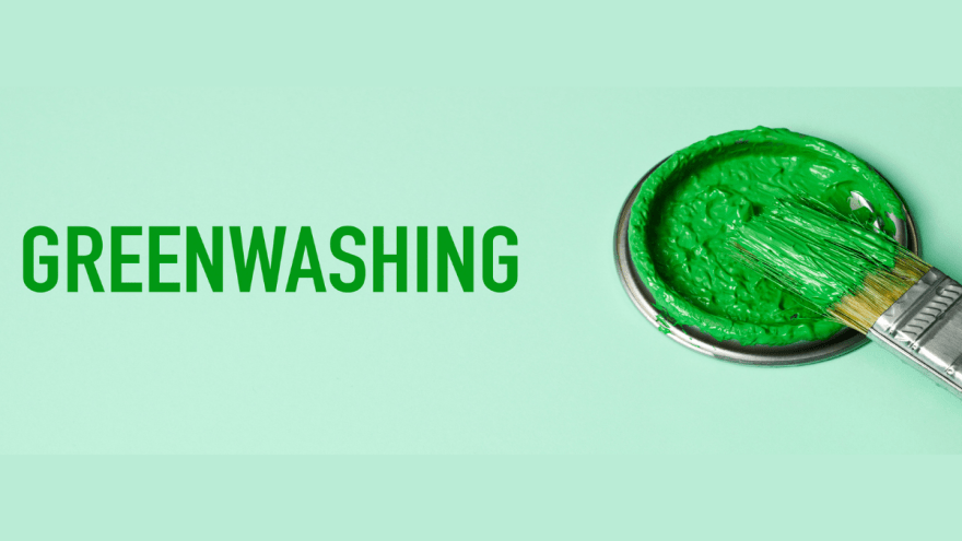 Ein grüner Hintergrund. Davor ein Deckel einer Farbdose mikt grüner Farbe dran, in die ein Pinsel tunkt und links daneben das Wort Greenwashing