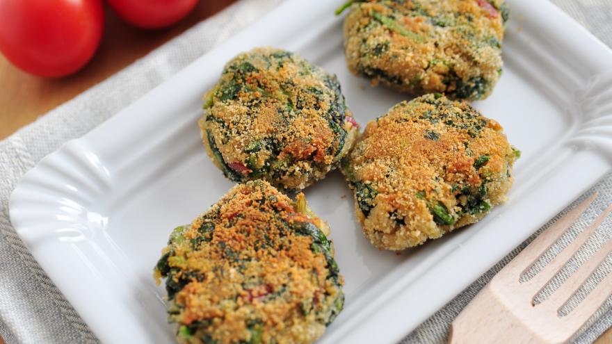 Gemüsebratlinge liegen auf einem Pappteller