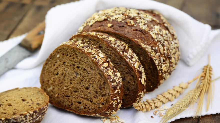 Ein Brot liegt angeschnitten im Brotkorb.