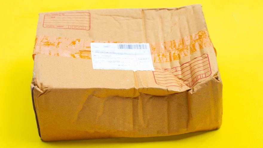 Ein kaputtes Paket mit Adressaufkleber.