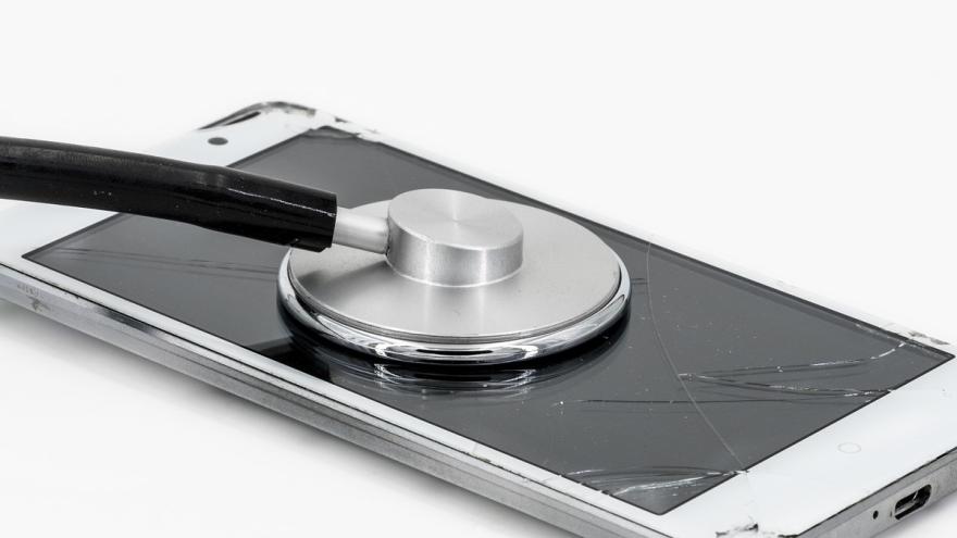 Stetoskop auf Smartphone mit kaputtem Display