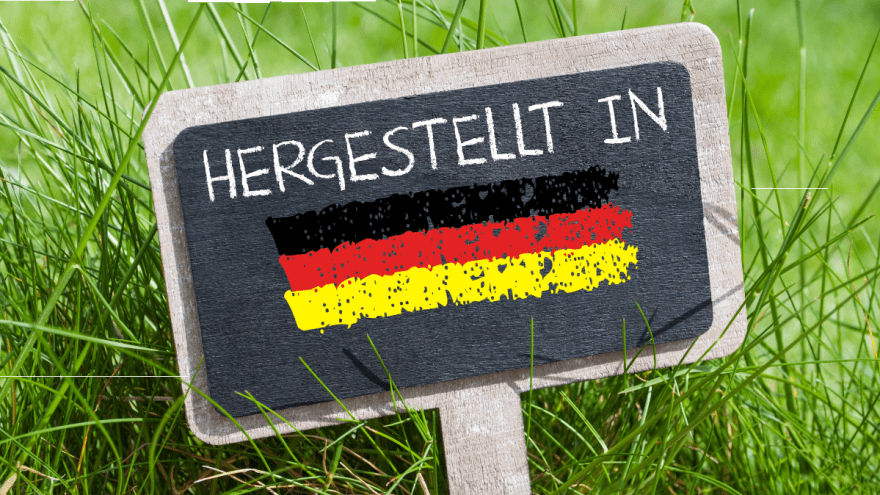 Ein Schild mit der Aufschrift "Hergestellt in" und den Farben der deutschen Fahne.