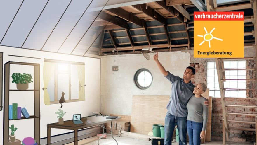 Junges Paar steht im Wohnzimmer und stellt sich Veränderungen durch Gebäudemodernisierung vor