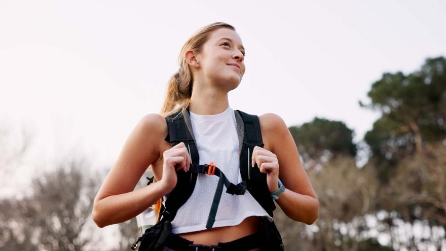 Junge Frau mit Wanderrucksack.