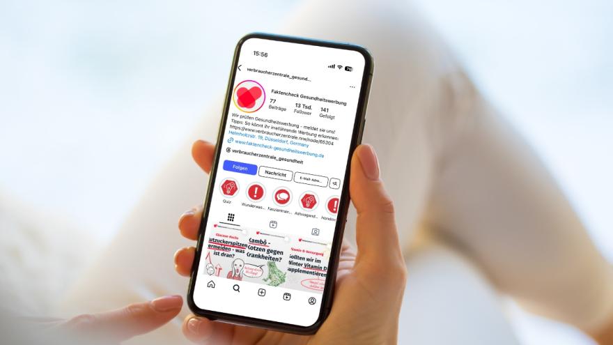 Smartphone mit der Instagram-Seite von Faktencheck Gesundheitswerbung auf dem Bildschirm