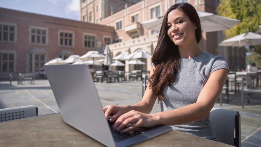 Frau mit Laptop im Cafe auf Platz 