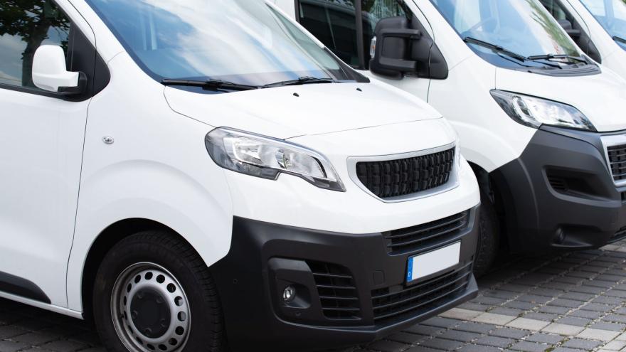 Weiße Transporter auf einem Parkplatz
