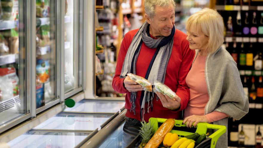 Älteres Paar im Supermarkt beim Lebensmitteleinkauf