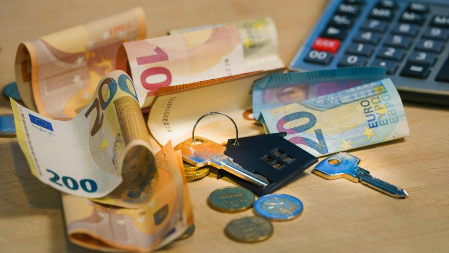 Geldscheine und Münzen auf einem Tisch