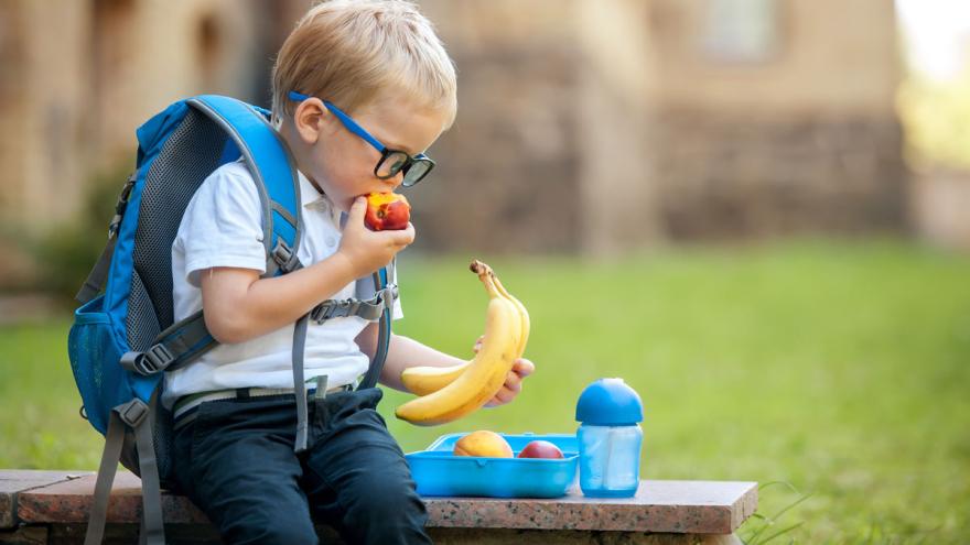 Ein Kind ist einen gesunden Snack