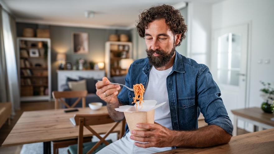 Ein MAnn isst Instannudeln.