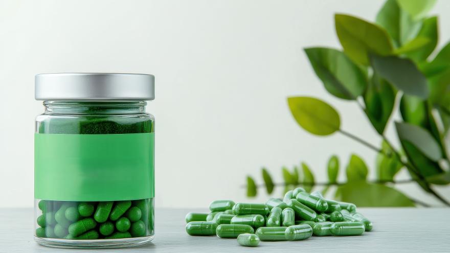 Eine Glas mit dem Bio-Nahrungsergänzungsmittel Spirulina