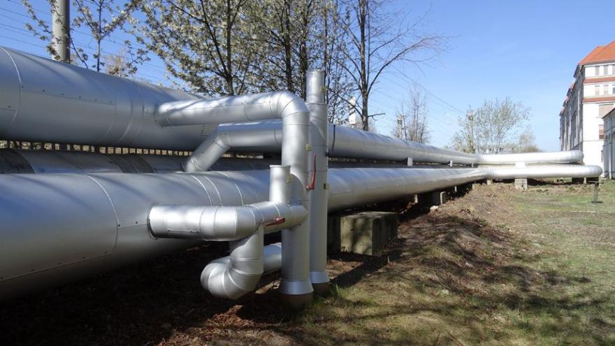 Fernwärme-Leitungen in einem Wohngebiet