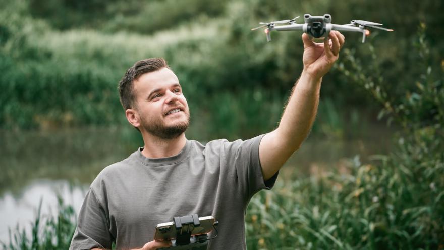 Mann mit einer Drohne.