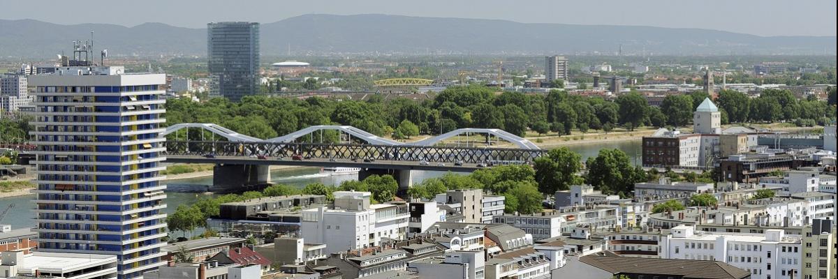 Die Stadtansicht von oben mit vielen Häusern.