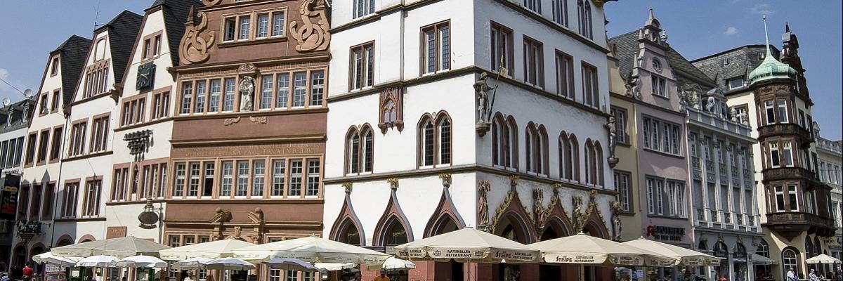 Eine Straßenecke mit Häusern und Restaurants.