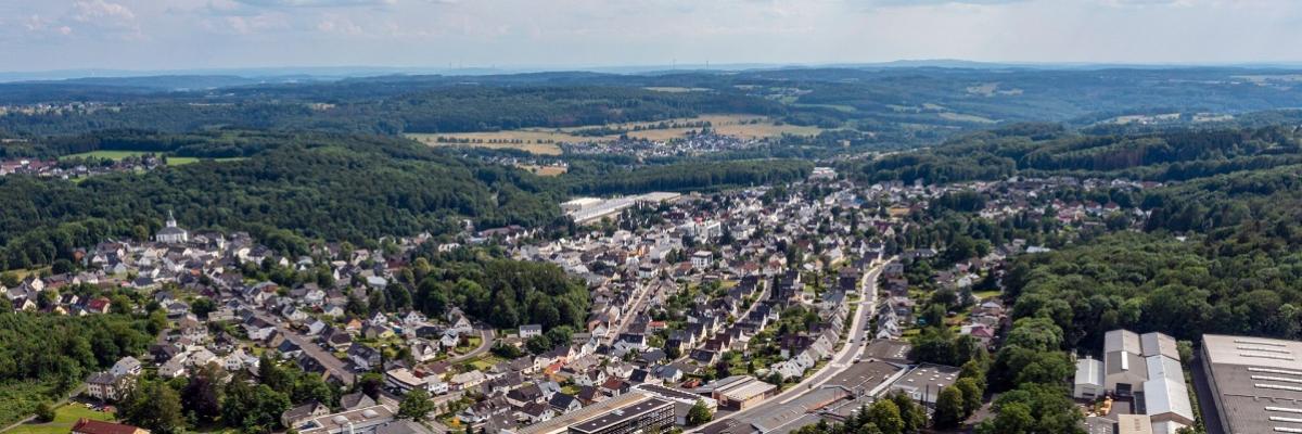 Luftaufnahme einer kleineren Stadt.