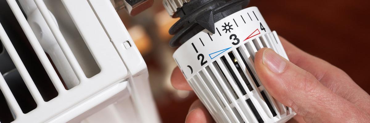 Verbraucher dreht seine Heizung am Thermostat auf Stufe 3
