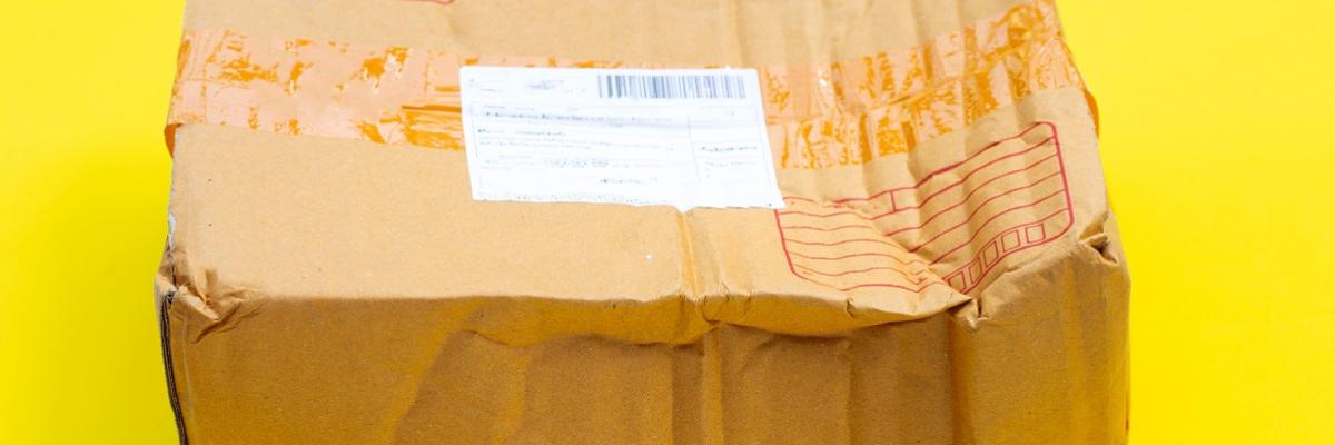 Ein kaputtes Paket mit Adressaufkleber.