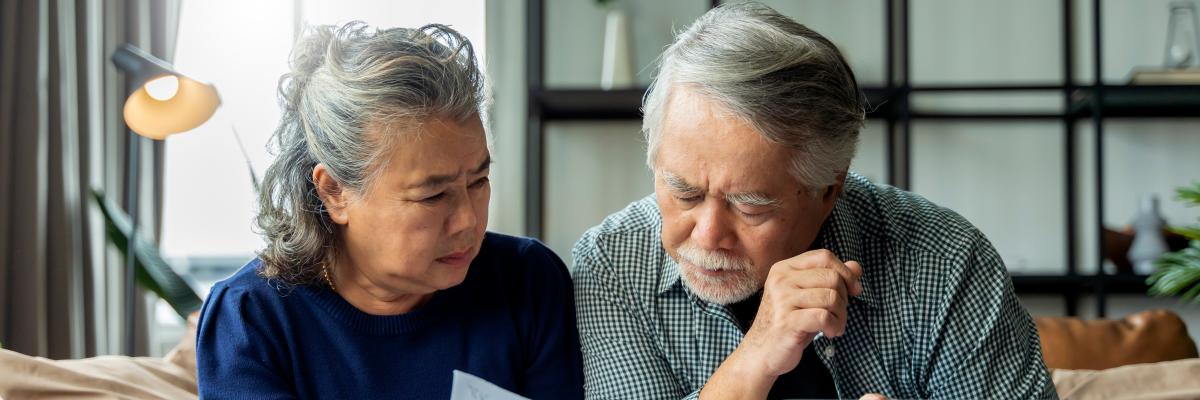 Ein Mann und eine Frau sitzen über Dokumenten