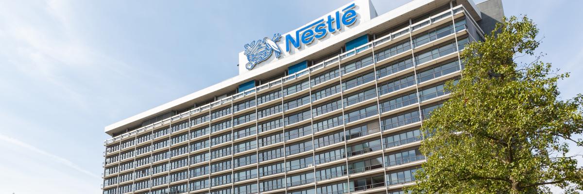 Außenaufnahme der Firmenzentrale von Nestlé in Frankfurt am Main