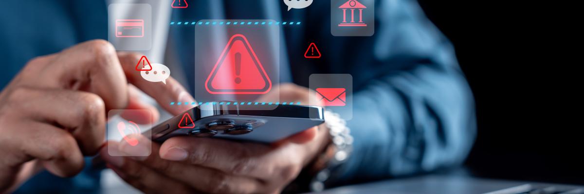 Ein Mann hält ein Smartphone in der Hand, darüber alle möglichen Icons wie Ausrufezeichen, Mailsbox. Thema sind Datenlecks