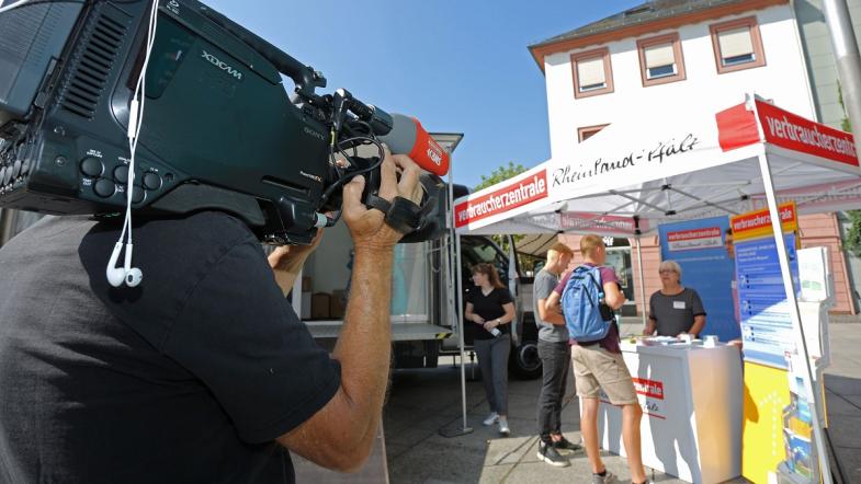 Unsere Kollegin beantwortete Verbraucherfragen. 