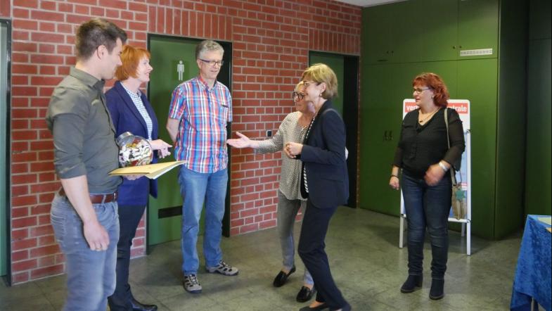 Personen im Gespräch.